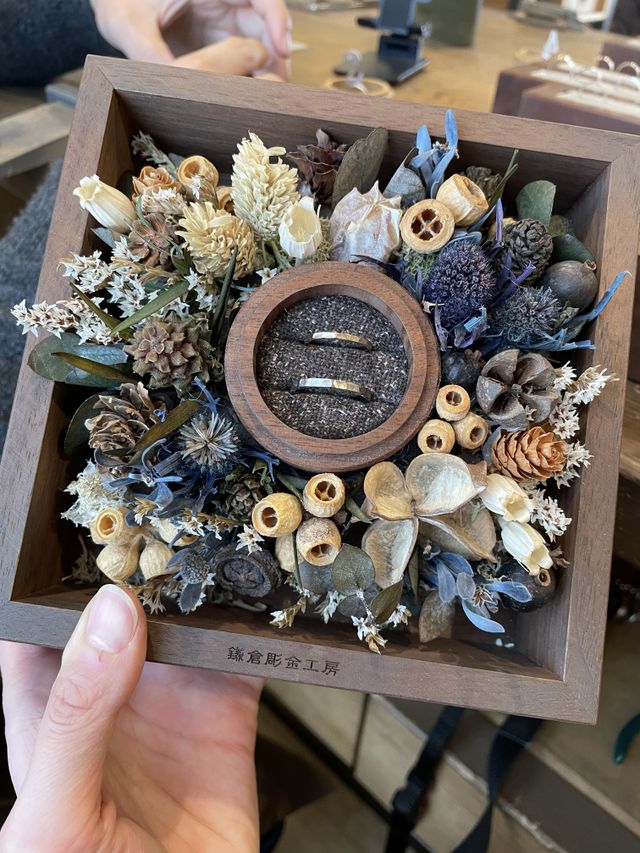 結婚指輪。上はピンクゴールドで下がホワイトゴールド。