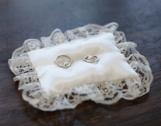 リングピローに乗せて