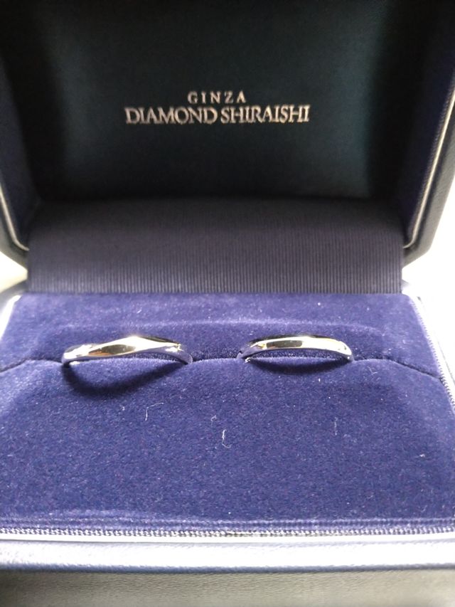 シンプルで高級感があるウェーブ型の指輪です。