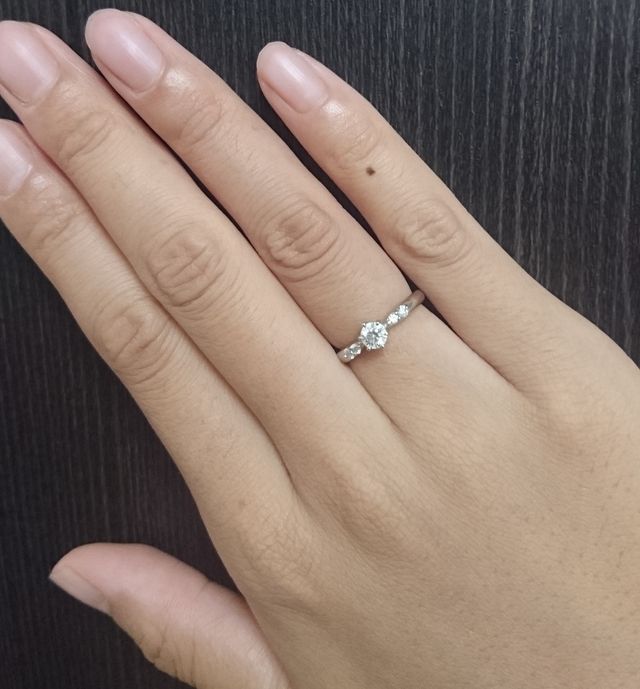 石のサイドのリングが華奢に作ってあり指を綺麗に見せてくれます