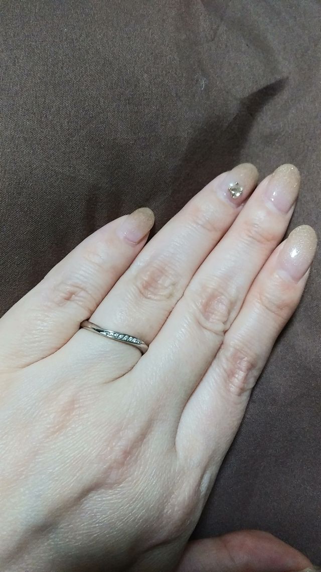 ねじれデザインが指馴染みがよく、むくんだ指でも綺麗なライン