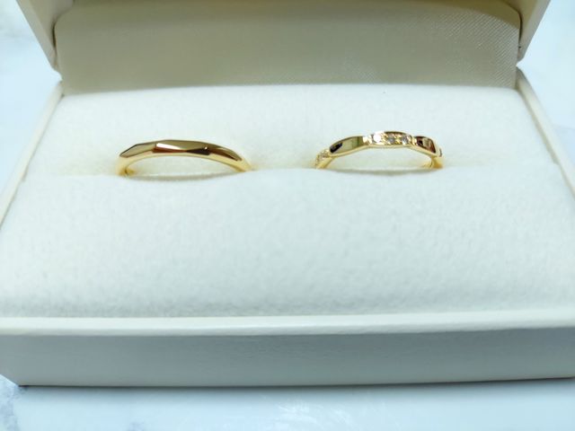 左&rarr;夫小枝イエローゴールド
右&rarr;妻花びらイエローゴールド