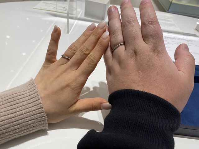 入籍日に指輪をつけ始めるので受取りのときに記念に撮りました！