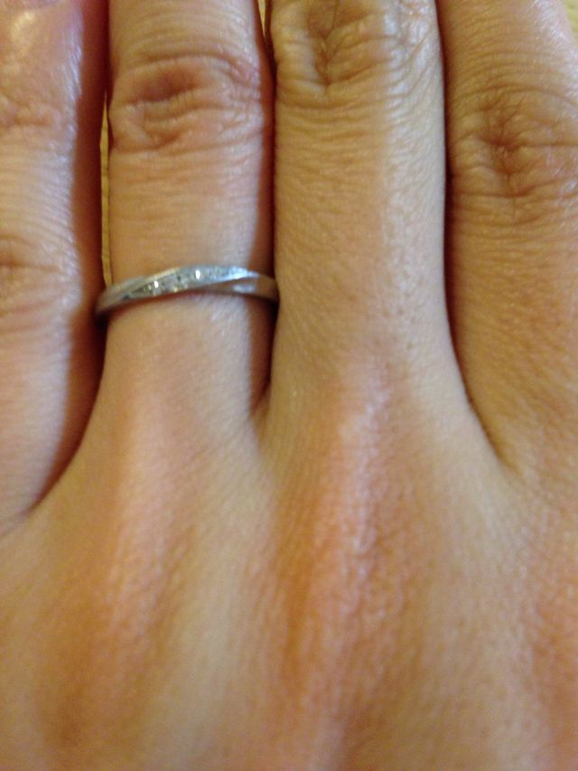 内側には誕生石と刻印