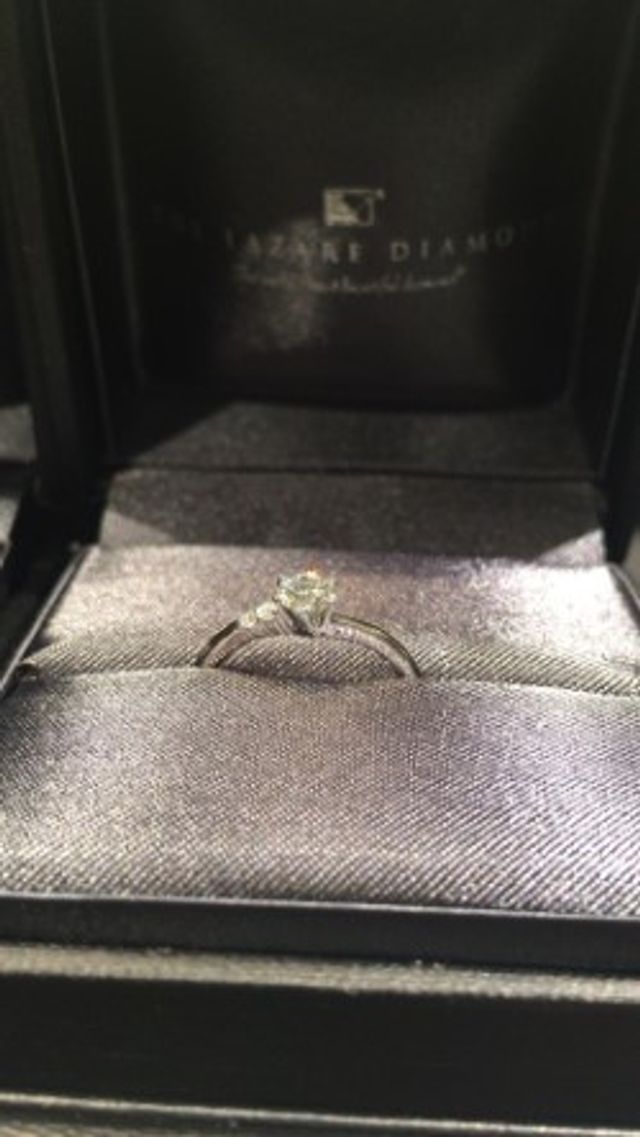 メレが2石ついているのでシンプルながらも華やかです。