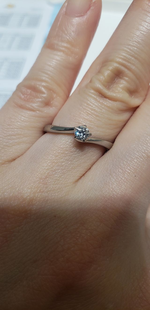 少しウェーブがかったお花がモチーフの指輪