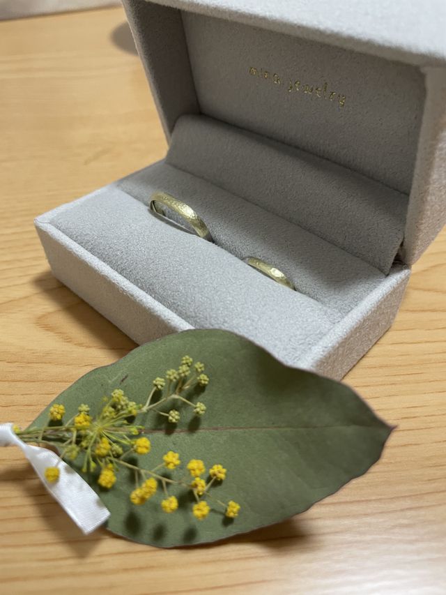 それぞれ2種類の金属を使った指輪です。
