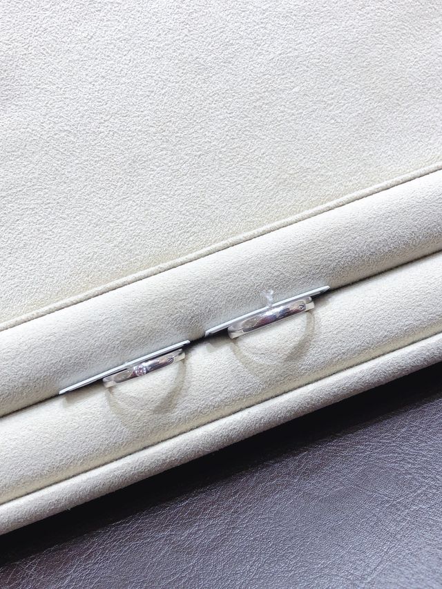 シンプルなストレートの形。少し太めな幅感。