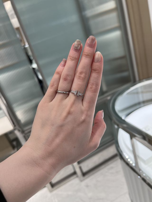 婚約指輪と合わせた写真