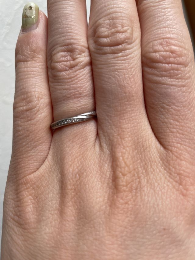 ダイヤモンドが12こ埋められていて華やかです。