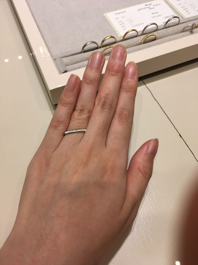 ホワイトゴールドの糸を巻いたようなデザインです。