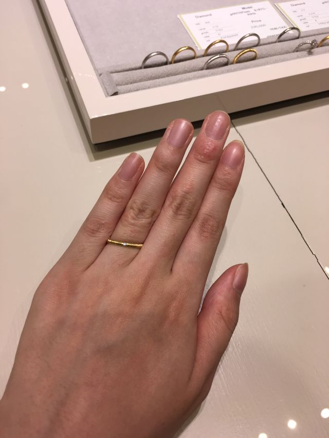 ゴールドの糸を巻いたようなデザインです。