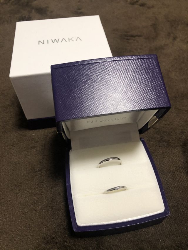 シンプルで指に馴染むデザインの結婚指輪です。