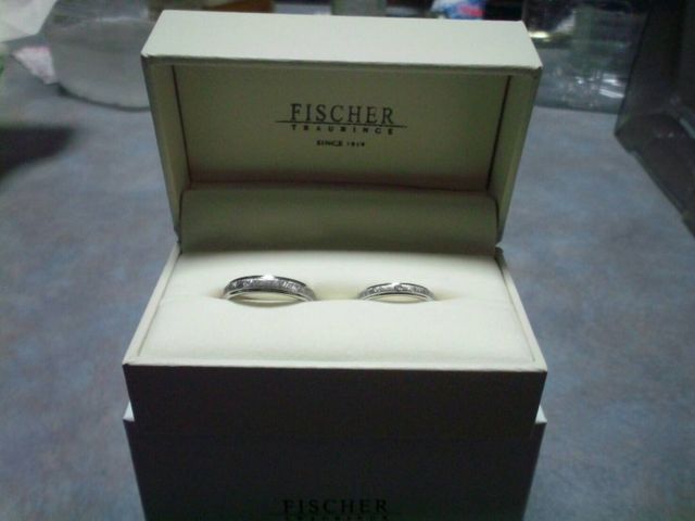 左が夫の指輪で、右が私の指輪です　購入後記念に取った写真です