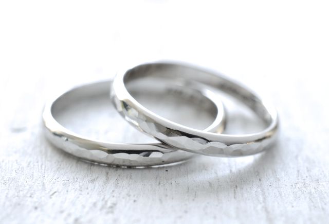 自分達で叩いて槌目模様にしました。