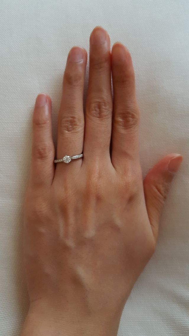 細みのラインがダイヤモンドを引き立ててくれます。