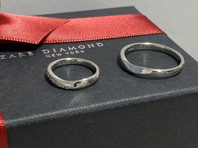 ボックスの上で、指輪のみの写真です。
