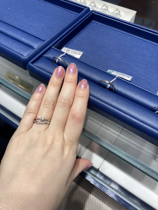 婚約指輪と結婚指輪との重ね付けの相性が合うか試着しました。