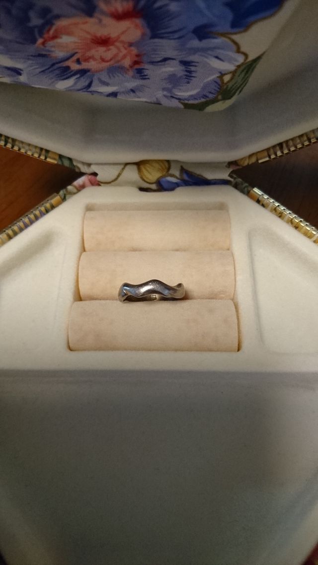 デザインは、真っ直ぐではなく緩やかな波形です。