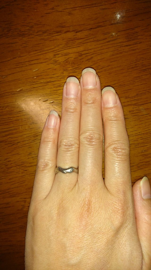 指輪の太さは、約4mと太めです。内側に文字が彫ってあります。