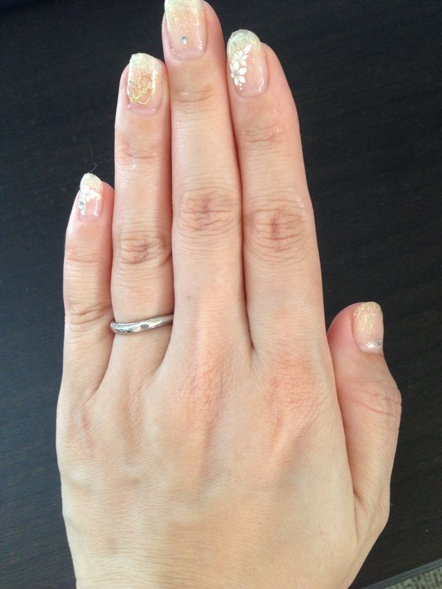 ハーフエタニティタイプ。上下にラインでダイヤが入っています。