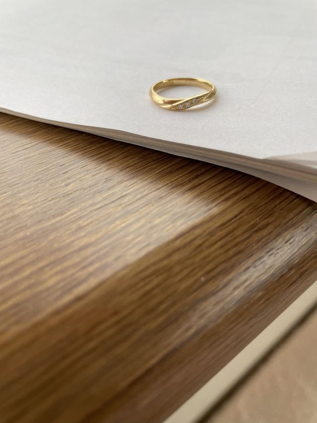 細身のアームで、手がとても美しく見える気がします。