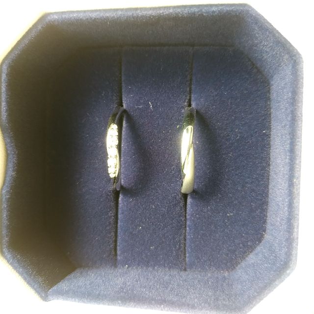 左が女性用、右が男性用。専用のリングケースにはいっています。