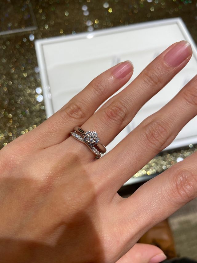 カメリアコレクションのマリッジリングと重ね付けした際