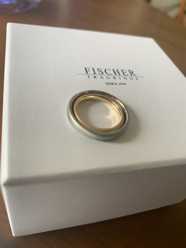 つけ心地がよく着けている事を忘れてしまうほど良い指輪です。