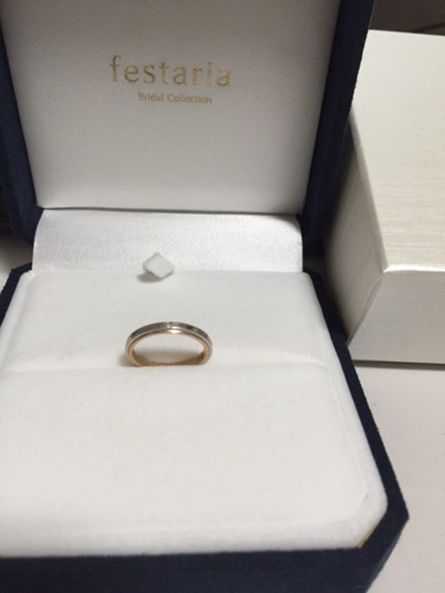 プラチナ×ピンクシルバー表面に小ぶりの石が一つ付いています。