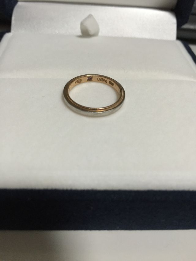 内側にはピンクサファイアと花のマーク。