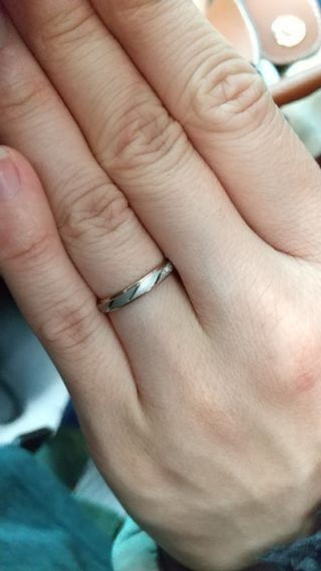 女性用の装着した指輪です