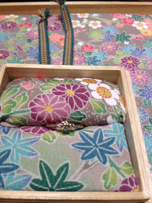 ダイヤモンドは桜模様にカットされています