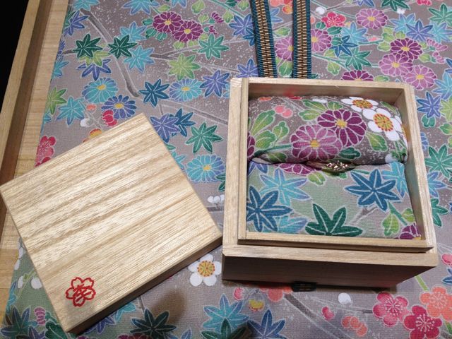 和風の桐箱とお揃いの風呂敷に包んでくださいます