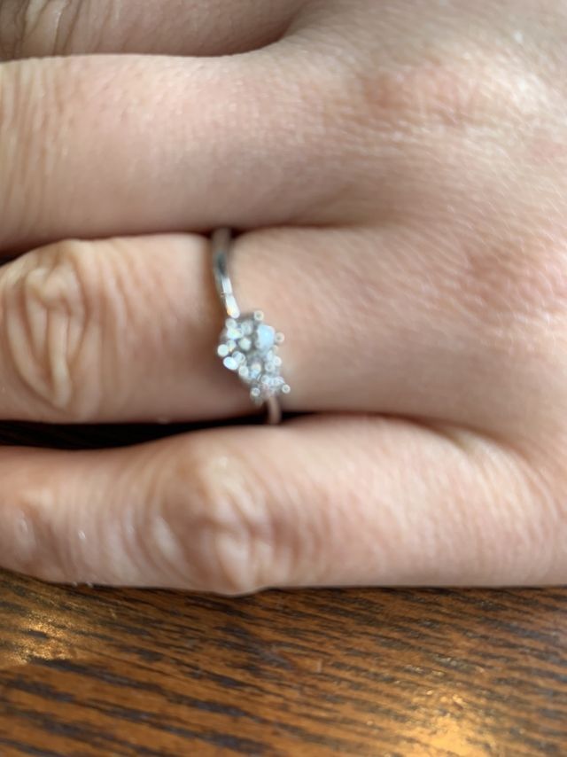 メインのダイヤの横にお花のデザイン