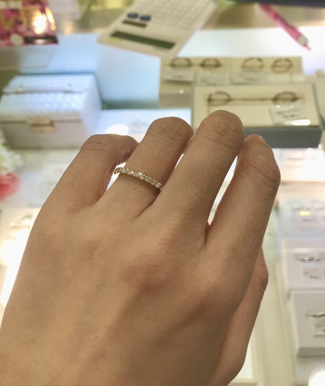 華やかなエタニティですが、細身なので派手すぎません。