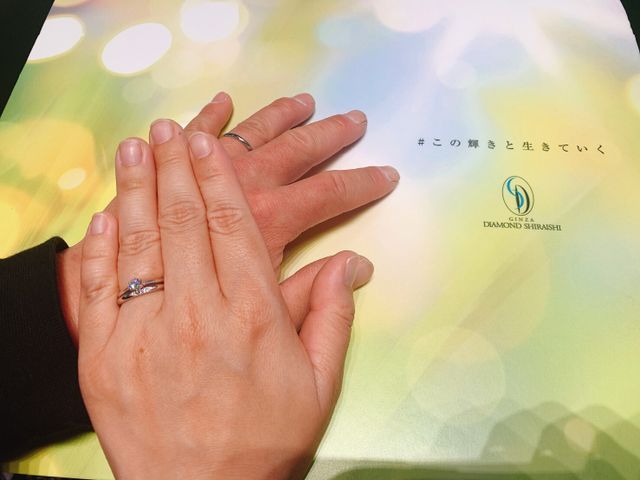 指輪を受け取り、その場で写真を撮ってもらいました。