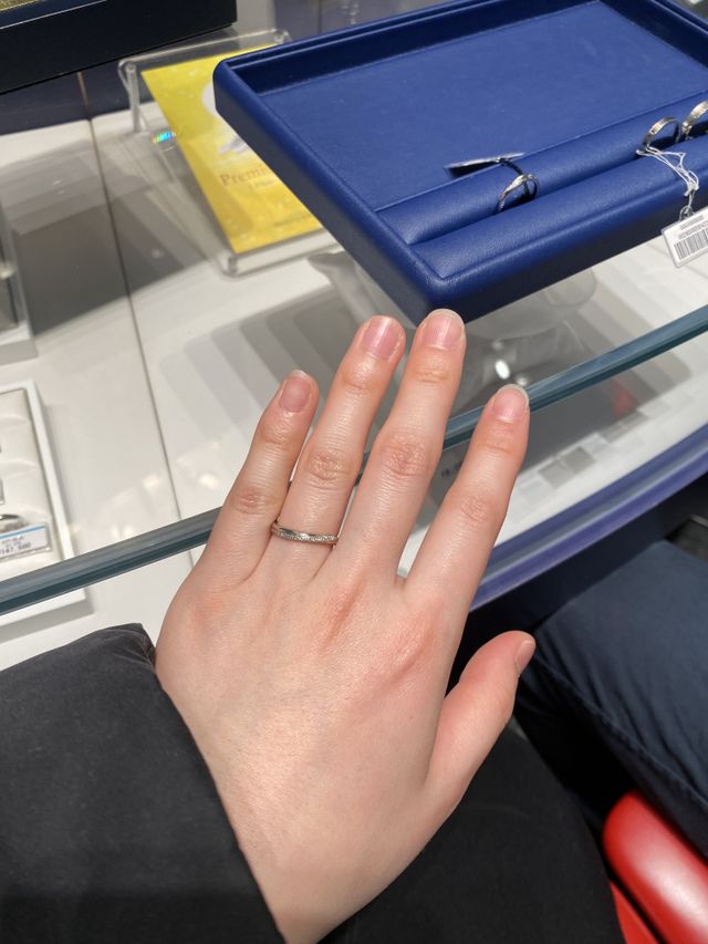 V字の結婚指輪で綺麗でした。
指がすらっとみえます。
