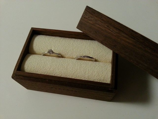 婚約指輪をサイズ調節に出して、後日結婚指輪と一緒に。