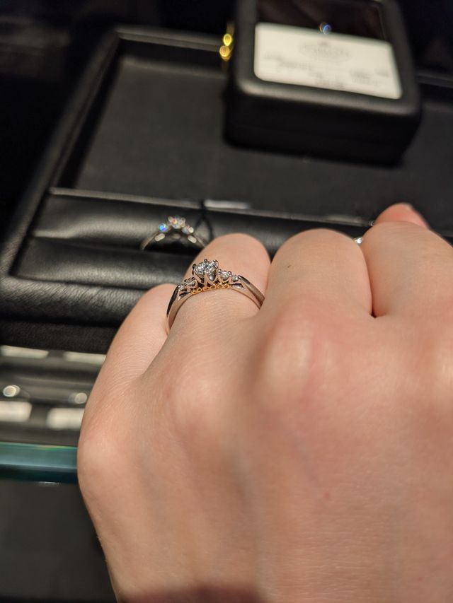 横顔の凝った婚約指輪