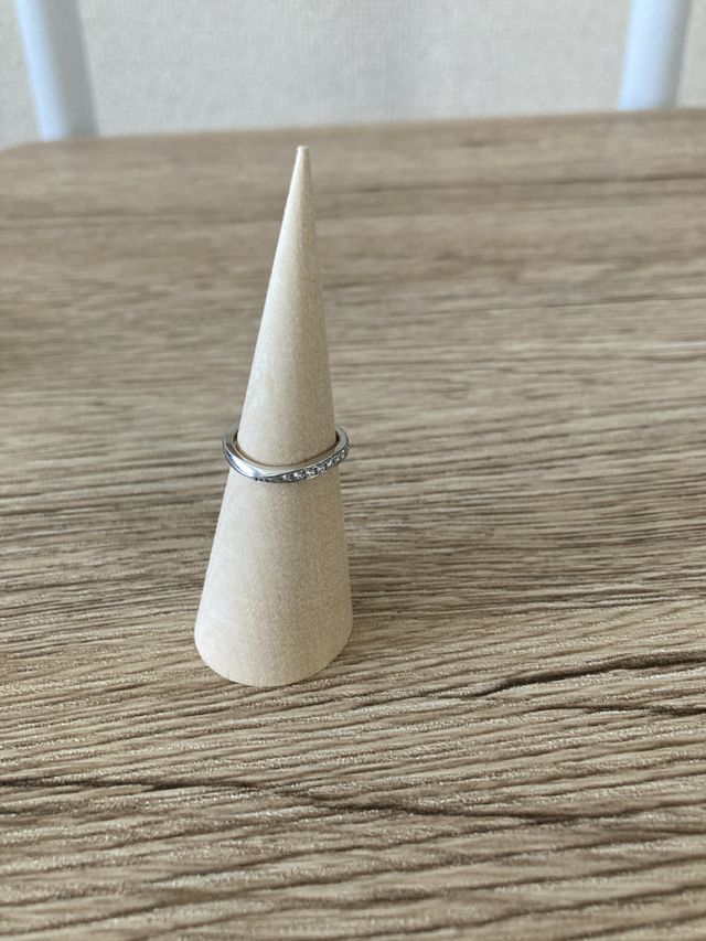 程よくカーブを入れ、指が細長く見えるデザインにしました