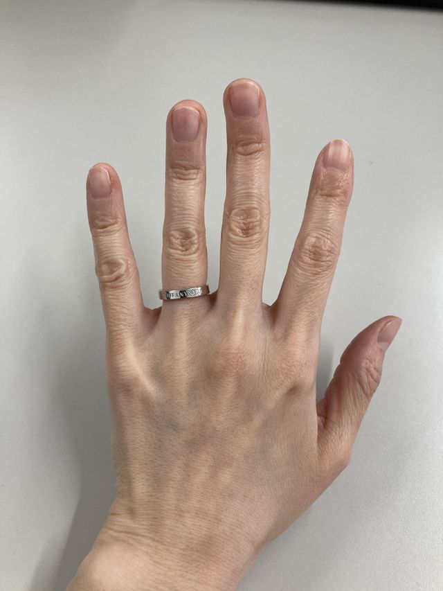 シンプルでさりげなくティファニーの文字