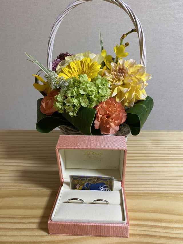 さりげない薔薇の刻印が裏に掘ってありシンプルでとても良い