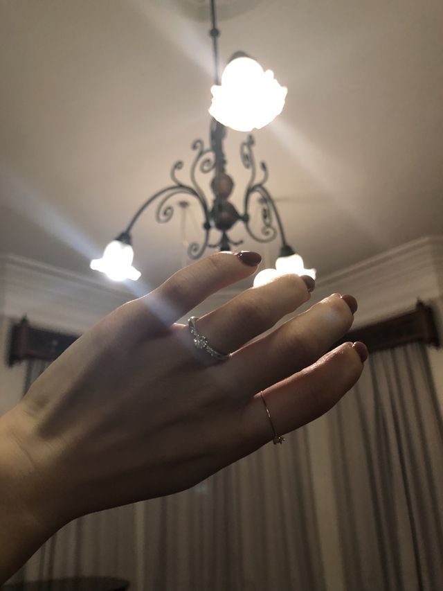 暗めの部屋だとよりダイヤが輝いていて綺麗です。