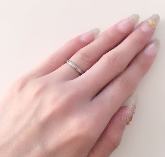 上品なデザインで存在感もあり、指にすっと馴染みます。