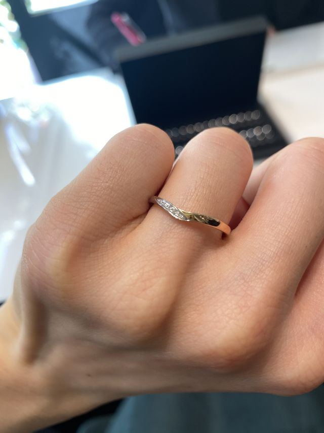 プラチナ&times;ゴールドとV字のウェーブがシンプルだけど個性的で◎