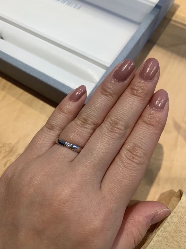 一粒のダイヤモンドのプラチナのリングです。