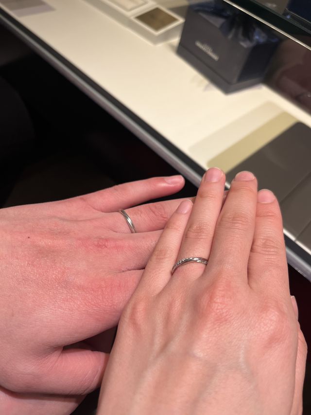 やわらかいイメージのウェーブデザインの指輪です。