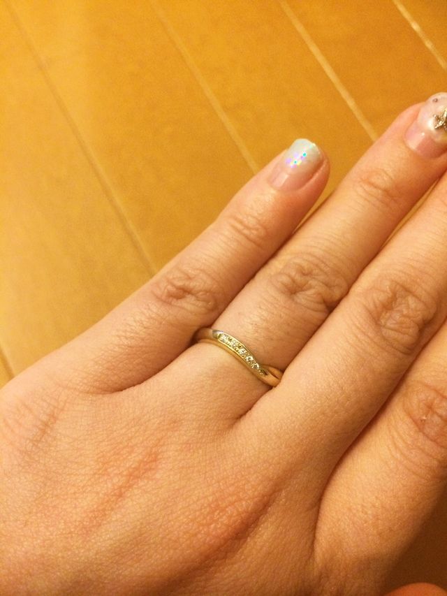 指に付けた状態。真ん中に５つ小さいダイヤをはめ込んでいます。