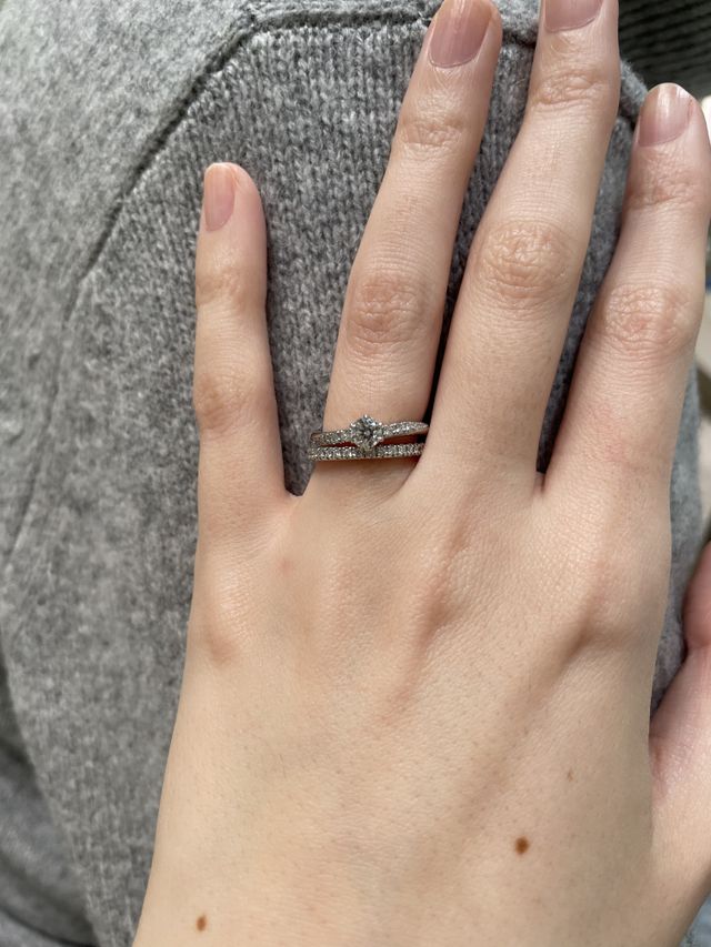 婚約指輪と重ね付けしてみました。